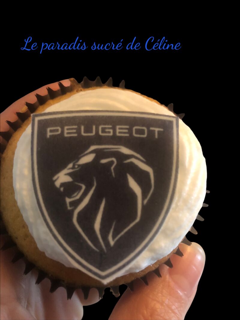 Cupcakes personnalisés avec un gateau vanille fourré aux fruits rouges et crème enchantée à la vanille pour les portes ouvertes 