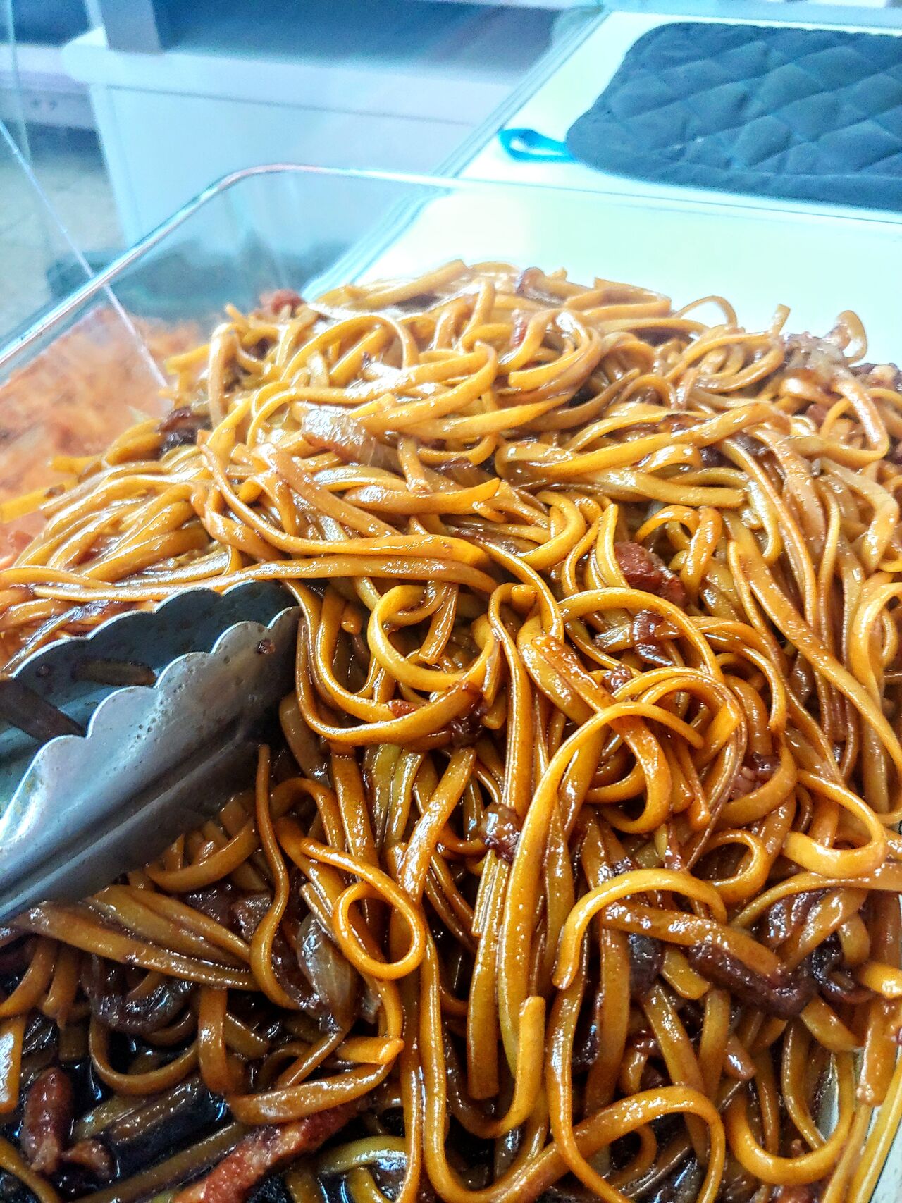 Tallarines a la soja con pollo y almendra frita