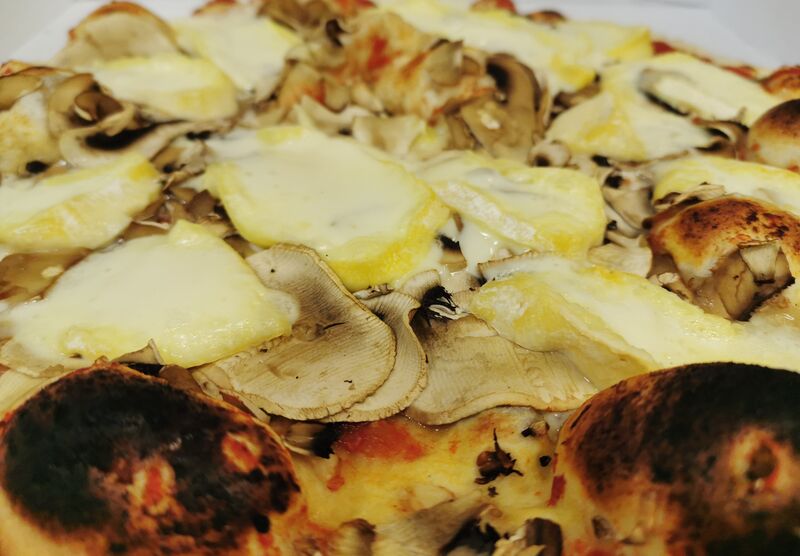 Forestière : Sauce tomate, champignons, reblochon. 