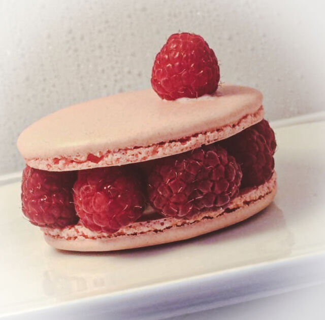 • MACARON A LA FRAMBOISE •
En portion individuelle comme ici, possibilité de le faire en gâteau jusqu'à 10 parts.