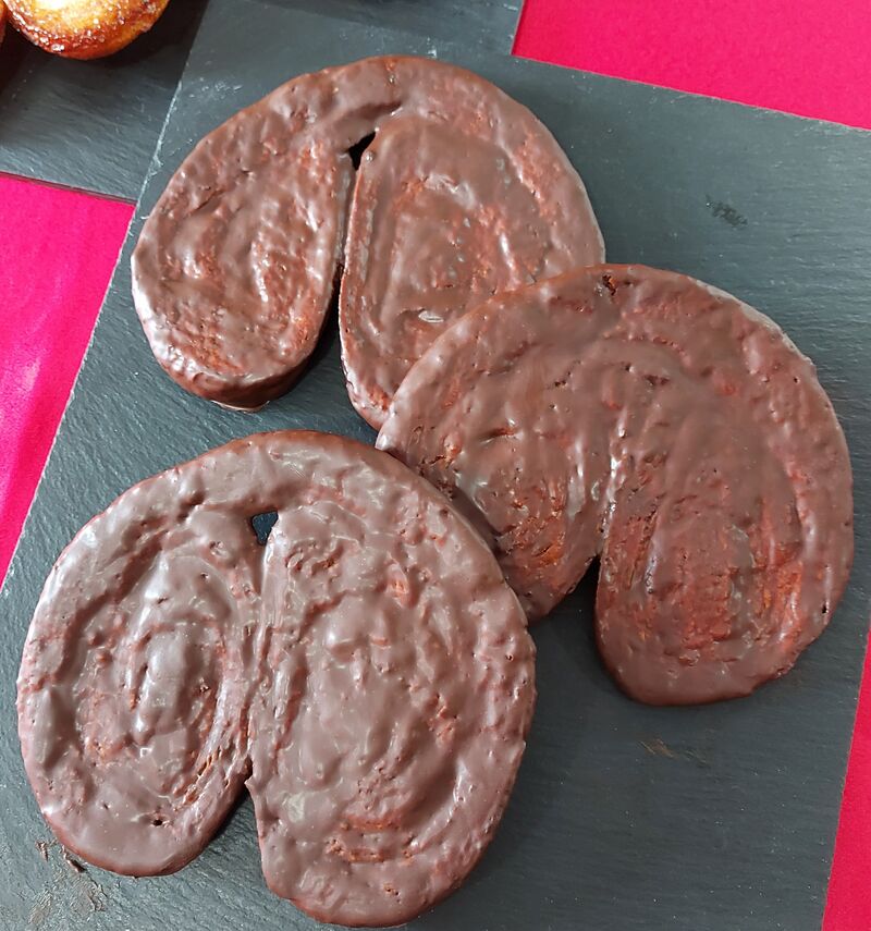 Palmeras de Hojaldre bañadas con cobertura de Chocolate.