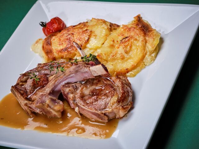 Côtelettes d'agneau accompagné du gratin de pommes de terre
