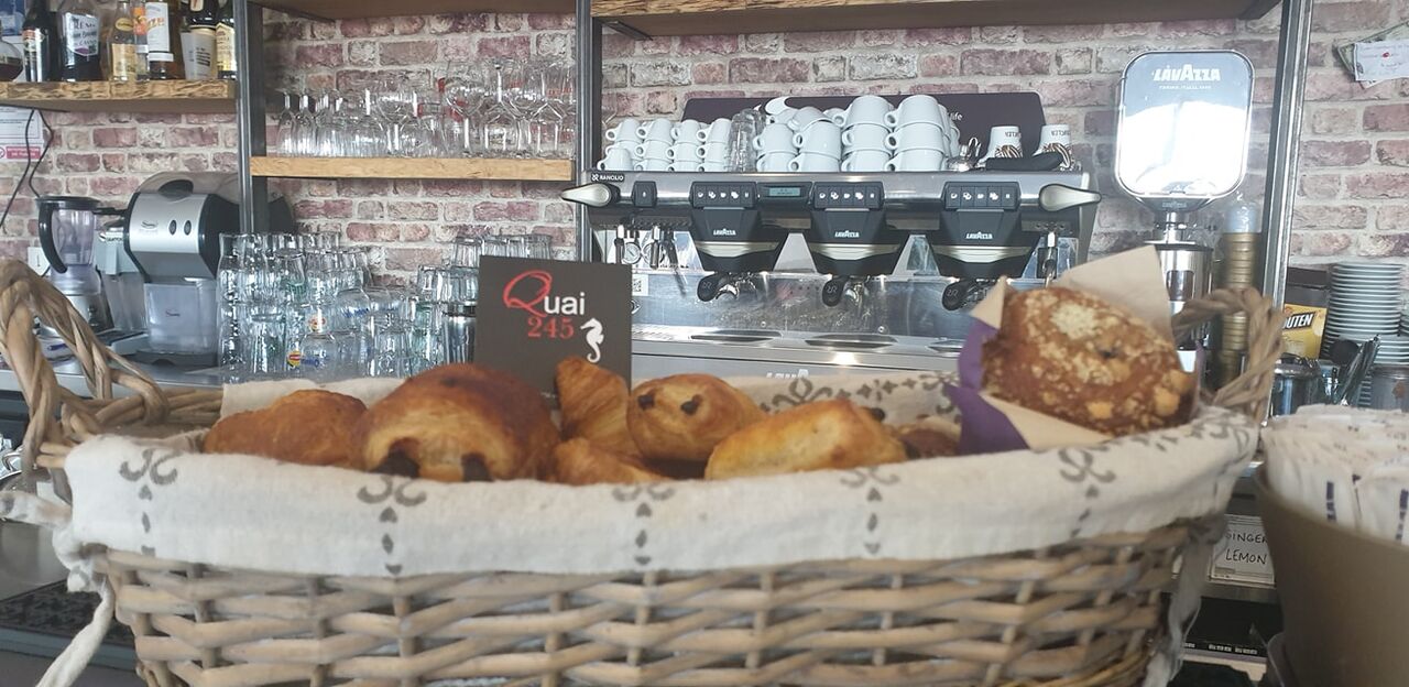 Le petit déjeuner tous les matins, viennoiseries, crêpes, gaufres, thés, cafés, chocolats chauds 