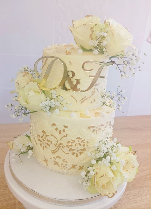 Wedding cake thème blanc&or épuré floral
