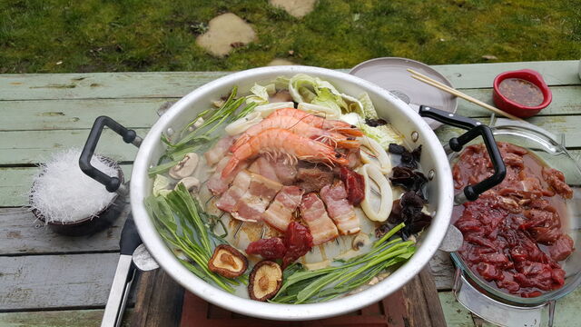 MOU-KA-TA: barbecue Thaï en locationSet complet ( légumes, soupe, viandes, crustacés, sauces )