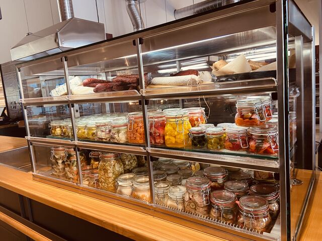 Naše nakládaná pivní jídla a farmářské uzeniny od Fišerů