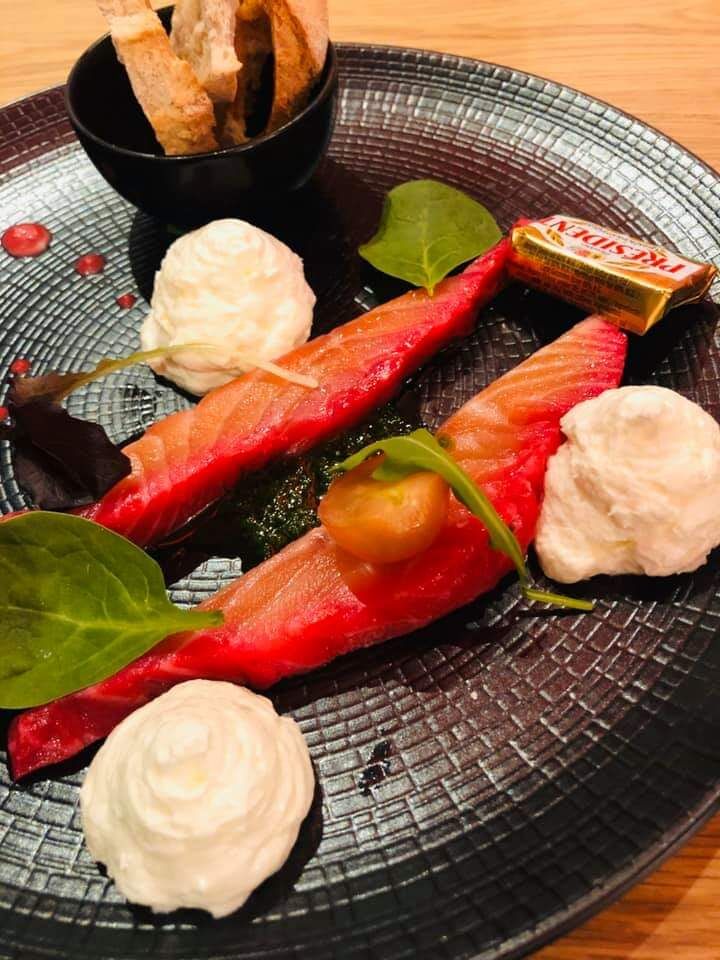 Saumon gravlax mariné à la betterave, beurre demi-sel et crème citronnée