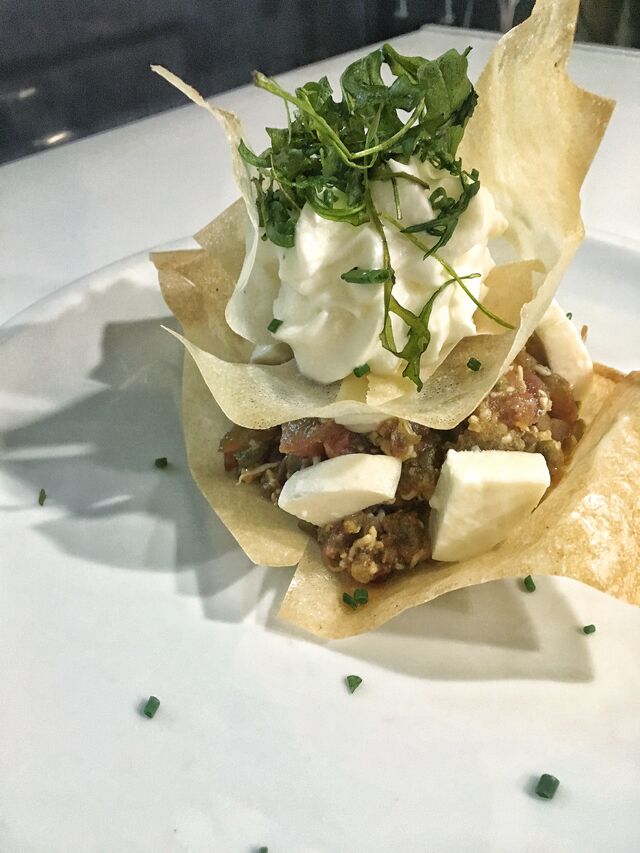 Tartar de tomate con burrata, espuma de parmesano y rúcula frita