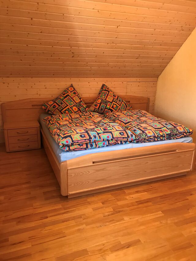 Schlafzimmer Süd-Ost mit Kleiderschrank 