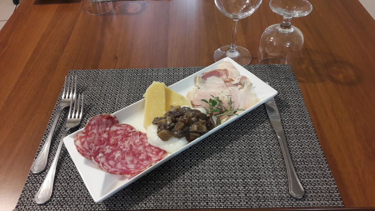 Porchetta, sopressa, formaggio, funghi e polenta