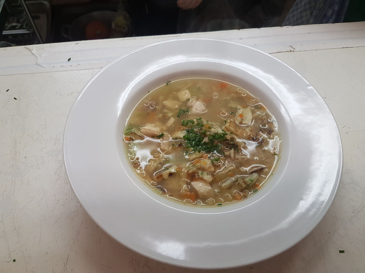 Hühnerbrühe mit Einlage aus Kräuterpfannkuchen und Wurzelgemüse