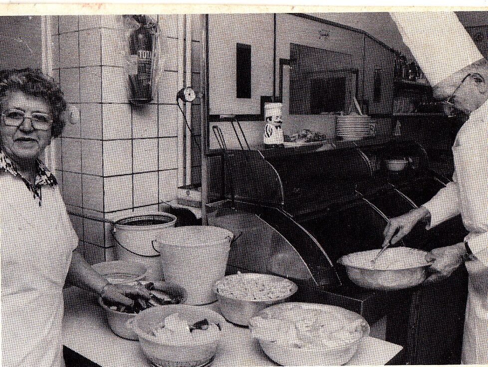 Egert Höpker senior mit seiner Frau Grete bei der Arbeit