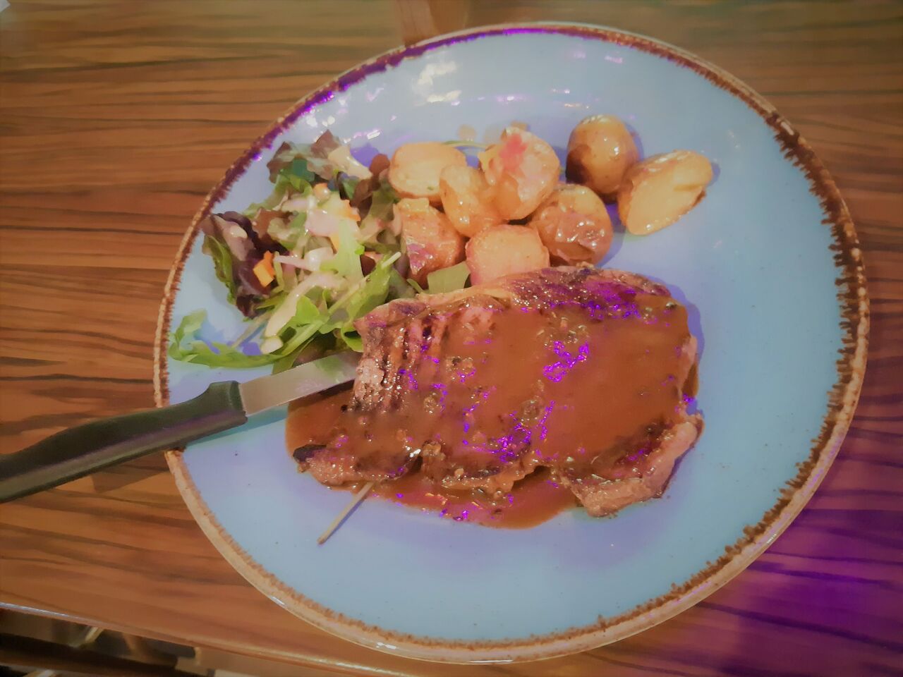 Entrecôte grillée zu poivre et ses pommes de terre grillées à la graisse d'oie ,lardons ,oignons .