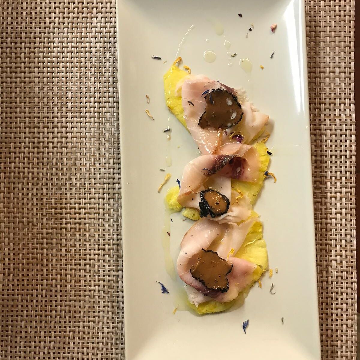 Carpaccio di ananas spada affumicato e burro al tartufo
