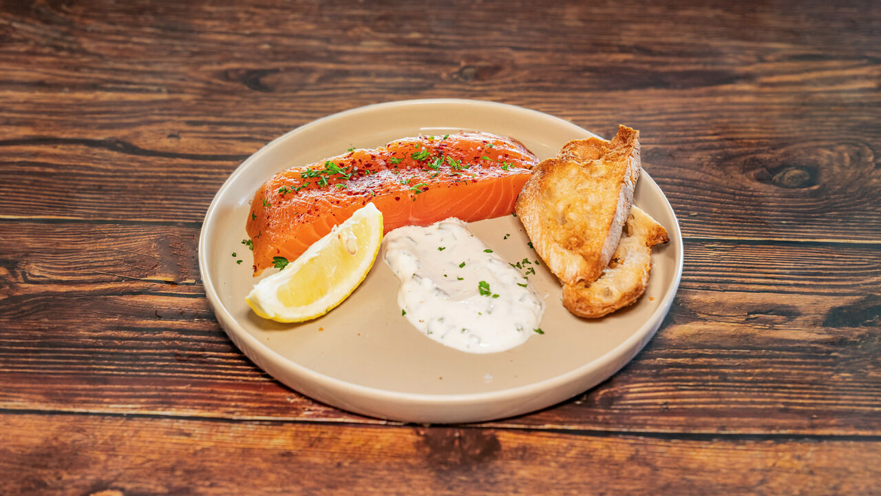 Entrée : Saumon gravlax mariné aux baies roses & aneth, crème de ciboulette et toasts grillés