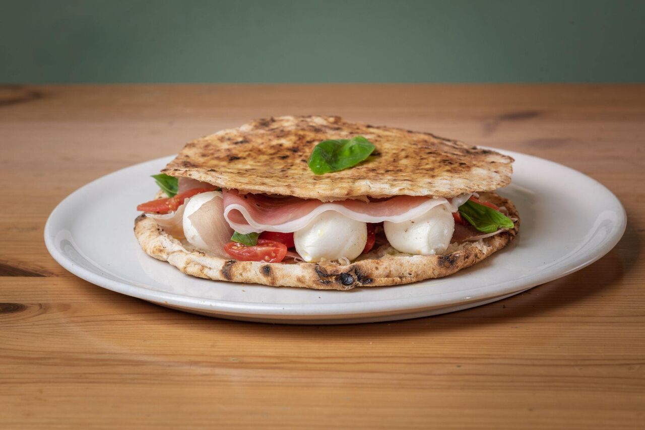 I Panello è un ibrido tra la pizza ed il panino che lo rende un prodotto unico studiato per l'asporto!