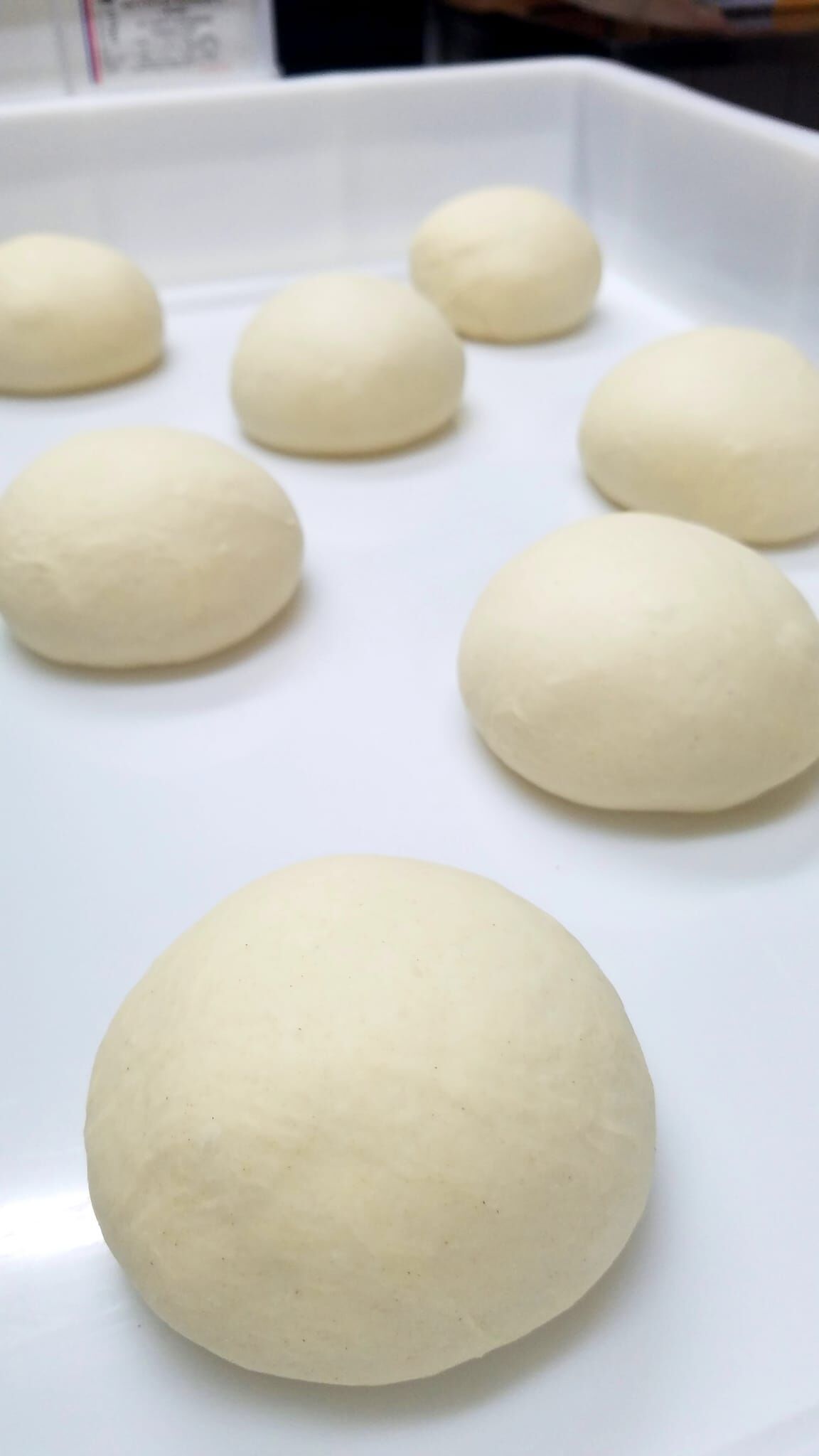 Pâtes à pizzas boulées à la main