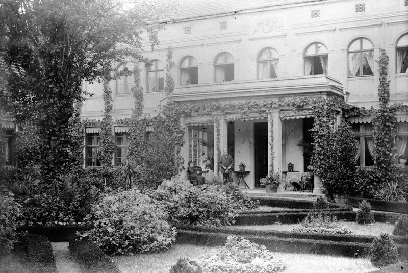 Loggia mit Gartenparterre um 1900
