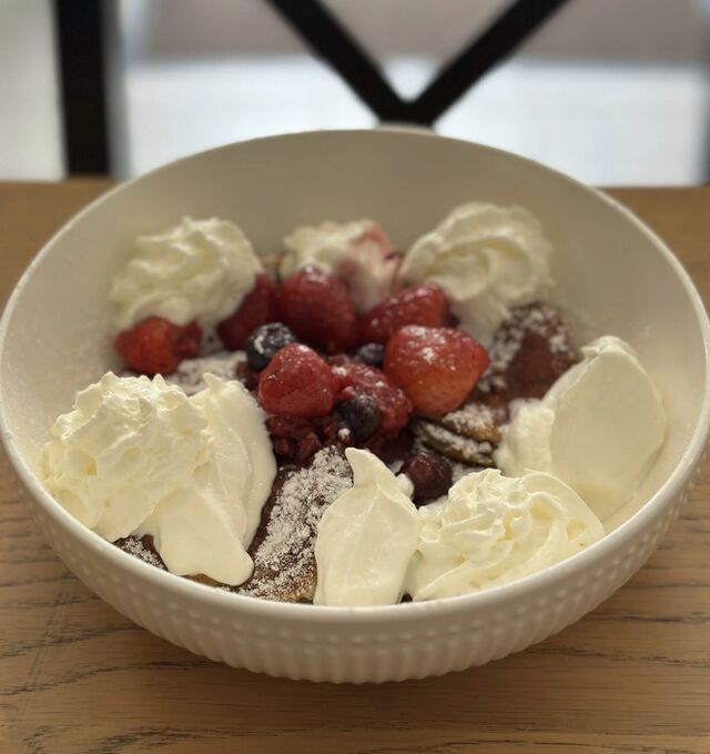 Lívance s horkým ovocem