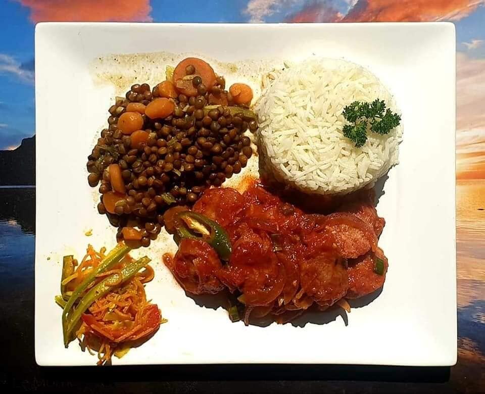 Rougail de saucisses fumées, lentilles et riz basmati