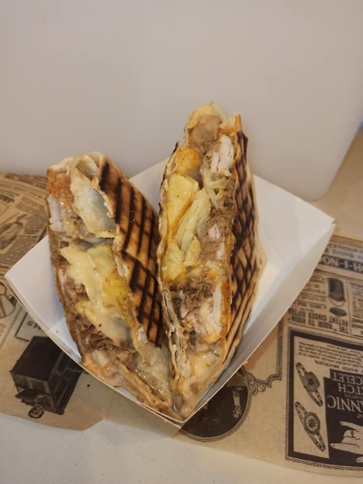 Tacos, cordon bleu, éfiloché de bœuf, sauce fromagère persil ail et pommes de terre épicées 