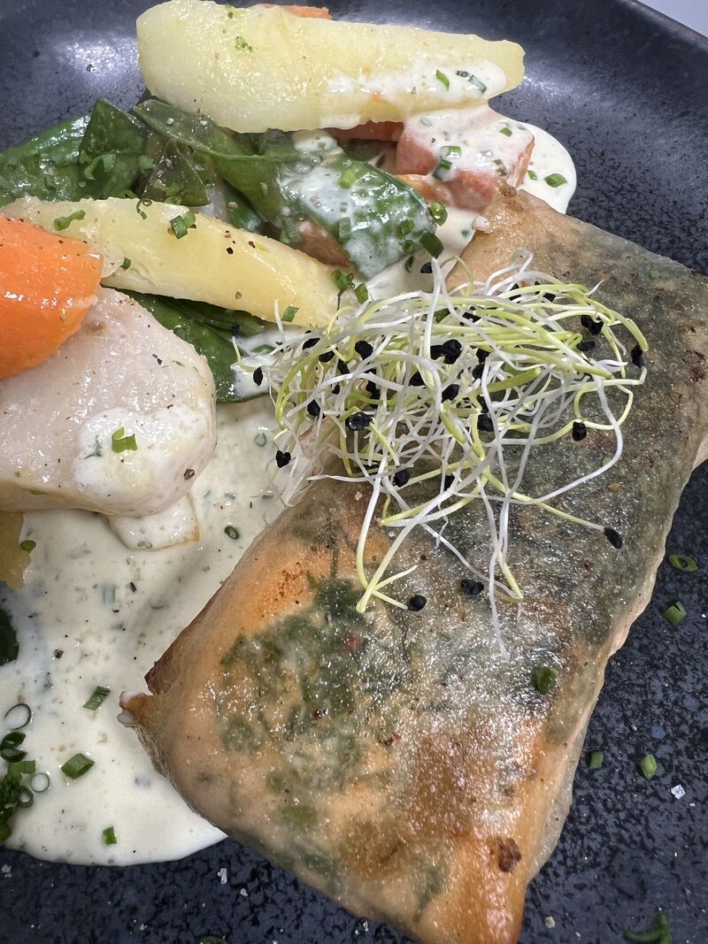 La Papillote de Pavé de Saumon en Feuille de Brick aux Herbes, Crème de Ciboulette, Mousseline de Butternut et Légumes d’Hiver