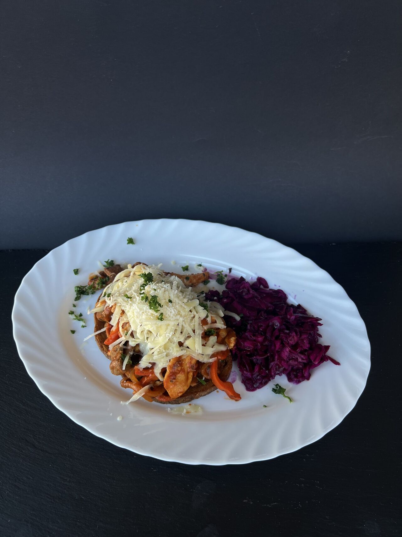 Topinka s ďábelskou masovou směsí, sypané sýrem Eidam