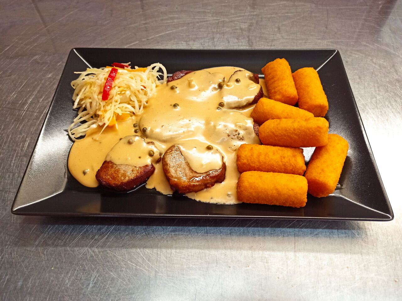 Schweinefiletmedaillons in Pfefferrahmsoße mit Kroketten