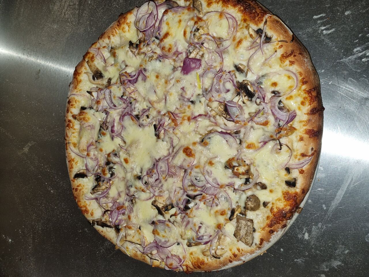 Alfredo Pizza - 219,- kč = Česnekosmetanová omáčka, kuřecí maso, žampiony, červená cibule, mozzarella