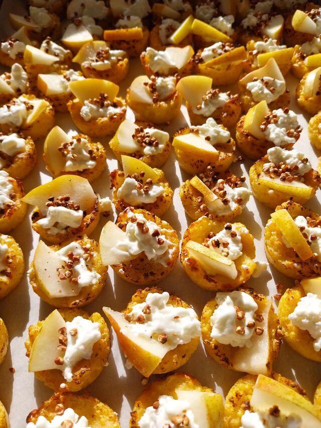 Polenta de millet au comté, chèvre frais, poire, sarrasin grillé et miel