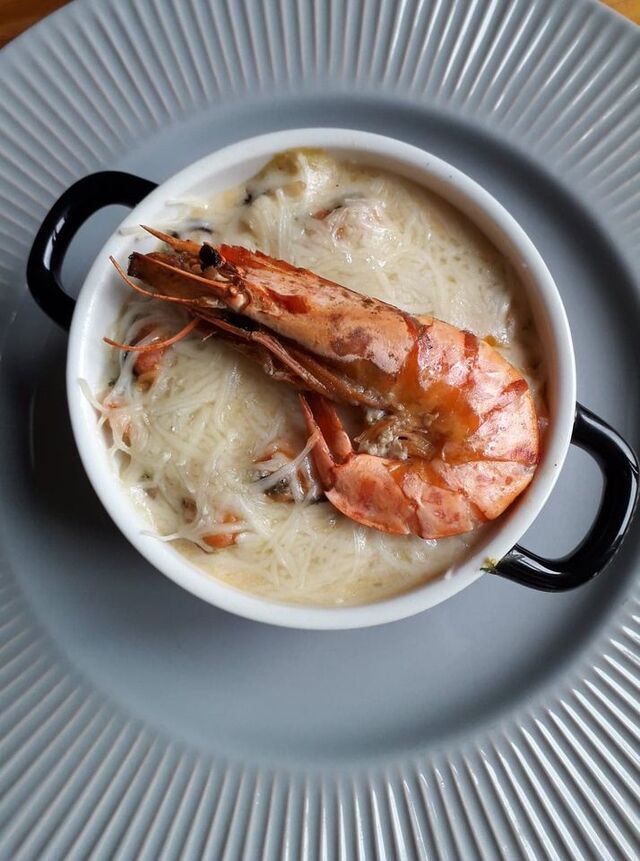 CASSOLETTE DE FRUITS DE MER +RIZ 12€ la part Fruits de mer, gambas, blancs de poireaux, emmental, crème...
