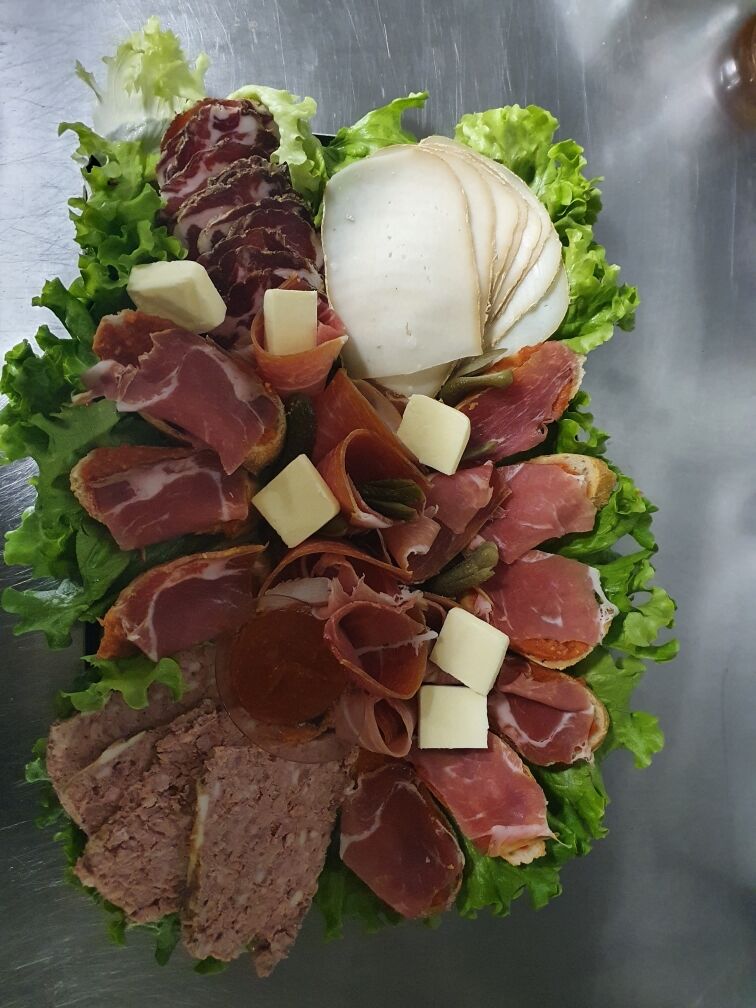 Plateau de charcuterie Ariègeoise
À emporter
Grand format 20€
Petit format 10€ 
