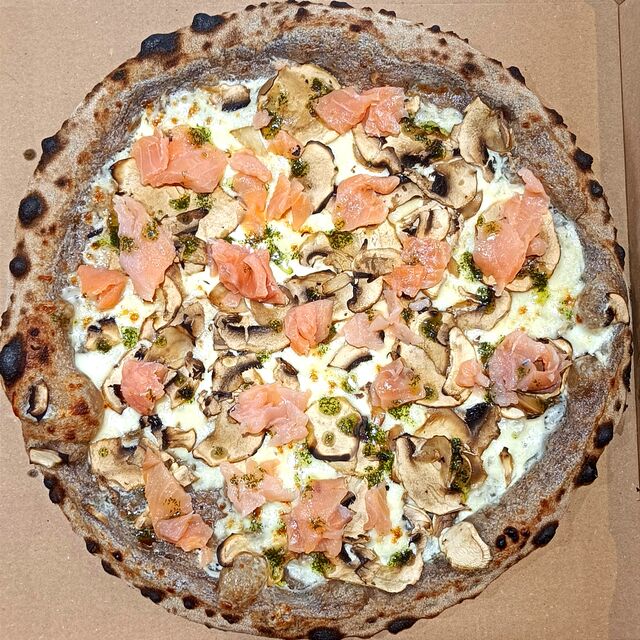 Pizza Salmone - Base crème, mozza FDL, champignons, après cuisson: saumon fumé et sauce aneth maison 
