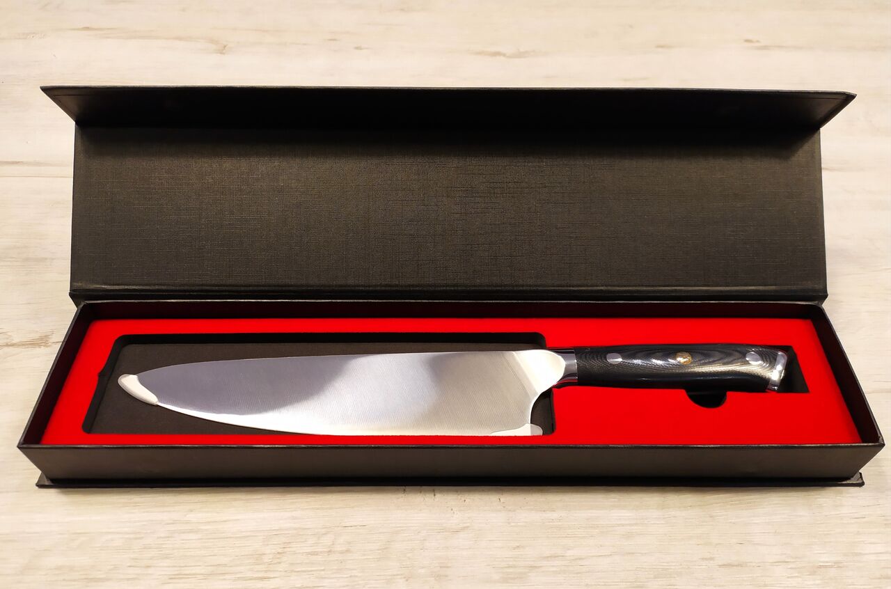 CUCHILLO CEBOLLERO. Una sola pieza, acero macizo, presentado en estuche, hoja de 20 cm y 195 gr.