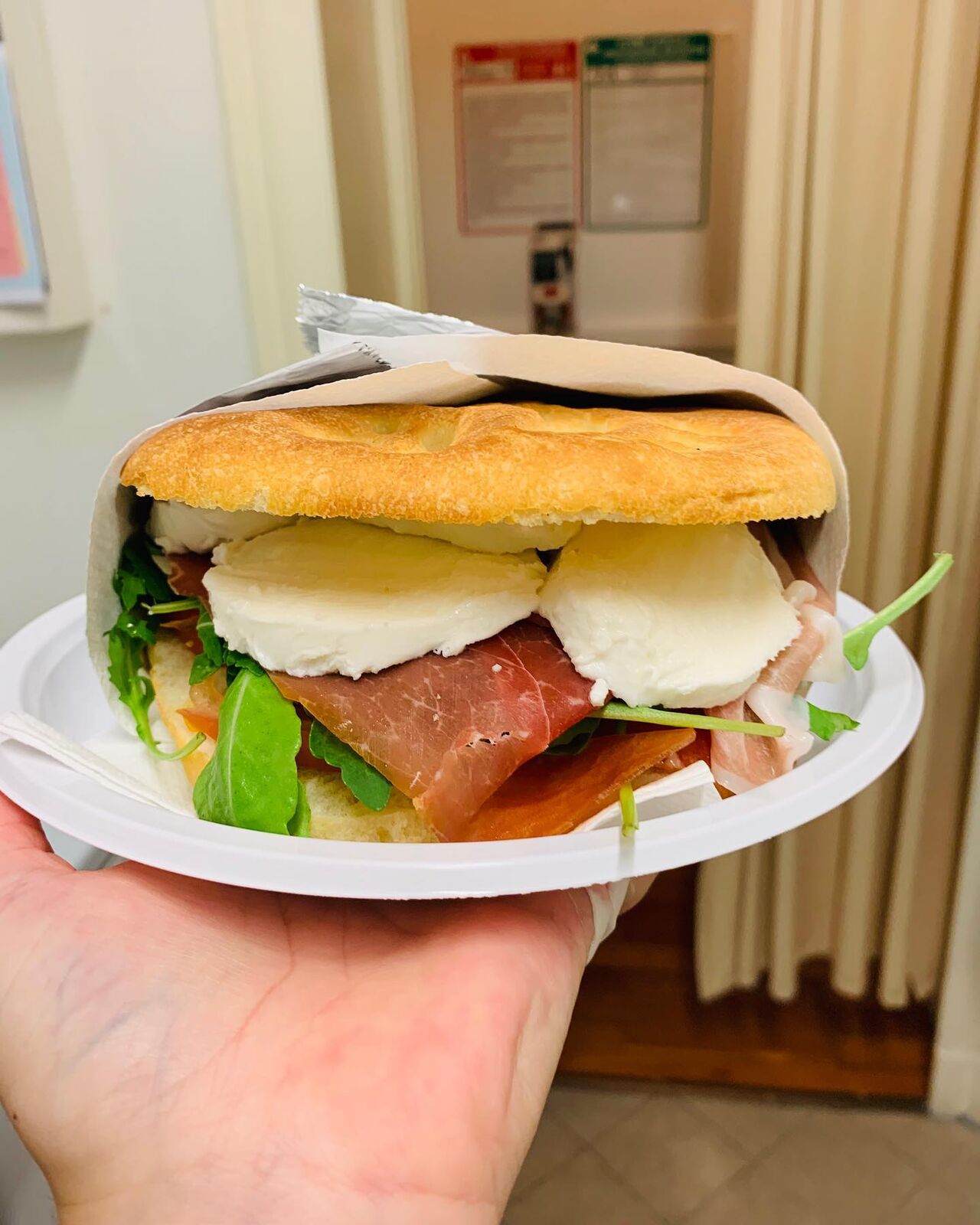 Continuano a farvi conoscere le nostre enormi focacce.. vi presentiamola focaccia RICCA!