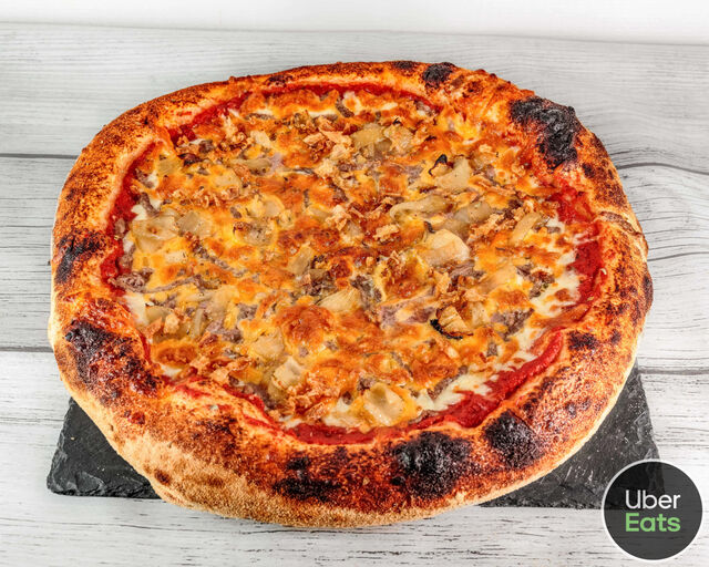 Sauce tomate, mozzarella, viande hachée, cheddar, origan, oignons frits 14,90€