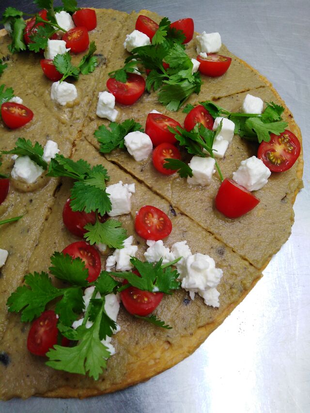 Tarte fine
Pâte feuilletée, caviar d ' aubergine , fêta, tomate cerise et coriandre
2.90 € la part ou 17 € entière