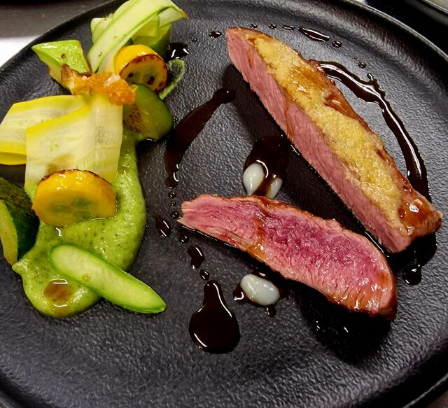 -L’AGNEAU
Selle d’agneau rôti, croûte de citron, courgettes de couleur