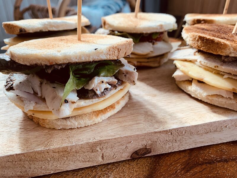 Sandwich revisité au poulet pour des clients sur le salon C’PRINT Lyon 