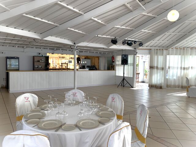 Carpa, con Barra y aseos privados, Aforo 280 personas.