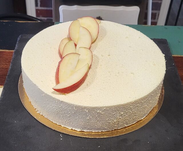 Entremets façon tatin (sablé breton, crème bavaroise vanille et insert aux pommes caramélisées)