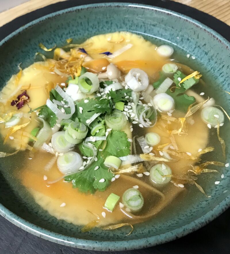 Les ravioles dans leurs bouillon verveine citronnée , soja, gingembre, coriandre et basilic thaï