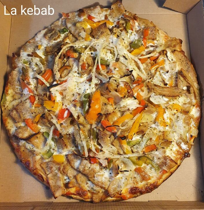 Base tomate, viande à kebab, poivrons, oignons, sauce blanche, origan