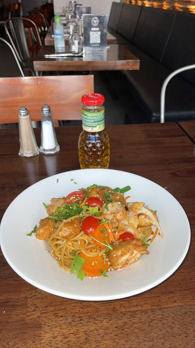 Voici notre Wok Général Tao
(Linguine sautées de poulet Tao épicé au légumes frais)