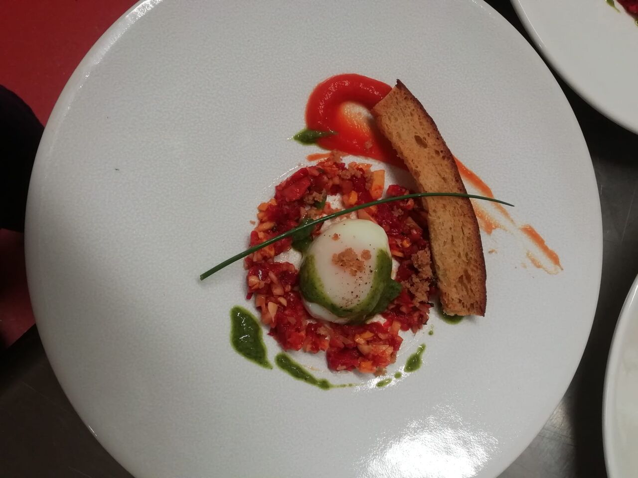 Tomates du potager confites en salsa,
oeuf parfait
miettes de pain beurré et concentré de gaspacho