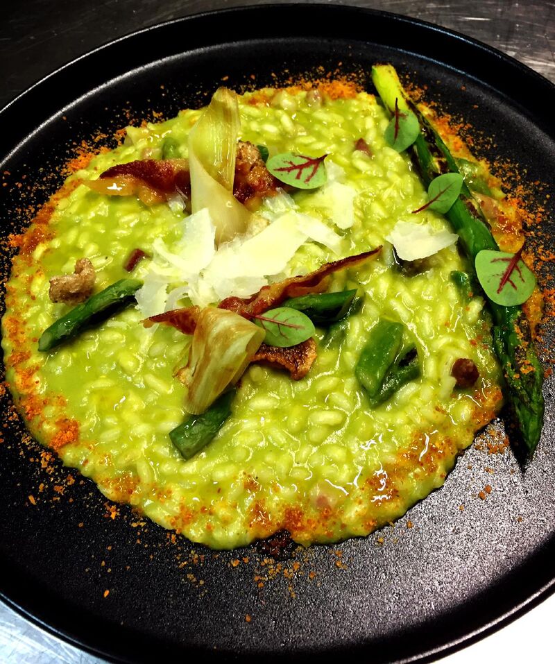 Risotto Acquerello asparagi, porro e guanciale croccante