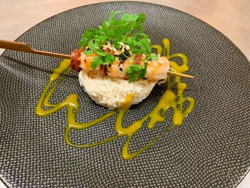 Brochette de crevette et chorizo marinées aux herbes fraiches sur sa tombée de céleri et son coulis de mangue