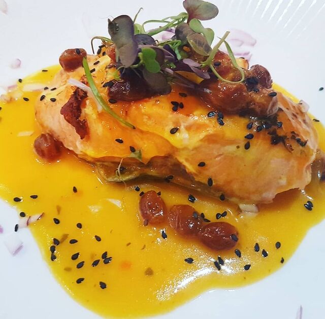 Salmón con salsa de cítricos y pasas
