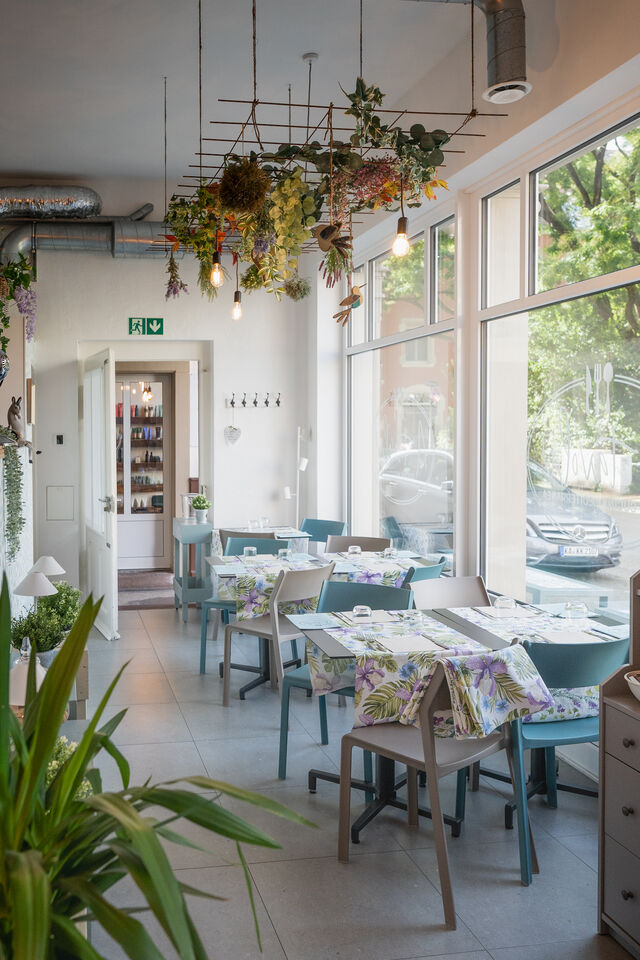 ZENTRALE HALLE MIT FENSTER