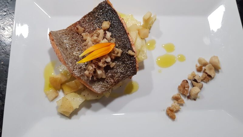 Forelle mit Apfel- Walnuss Salat und Nussvinaigrette 